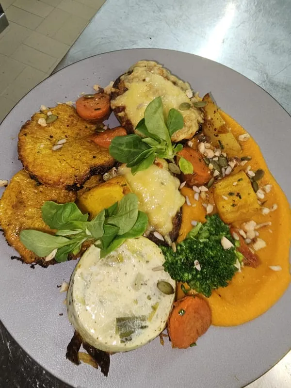 Assiette de légumes rôtis et purée de courge