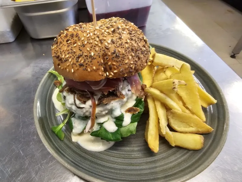 Burger maison et ses frites