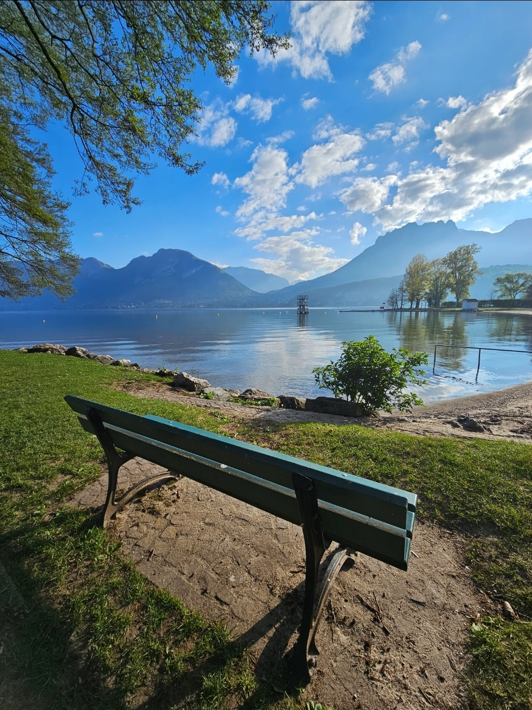 Banc face au lac Annecy