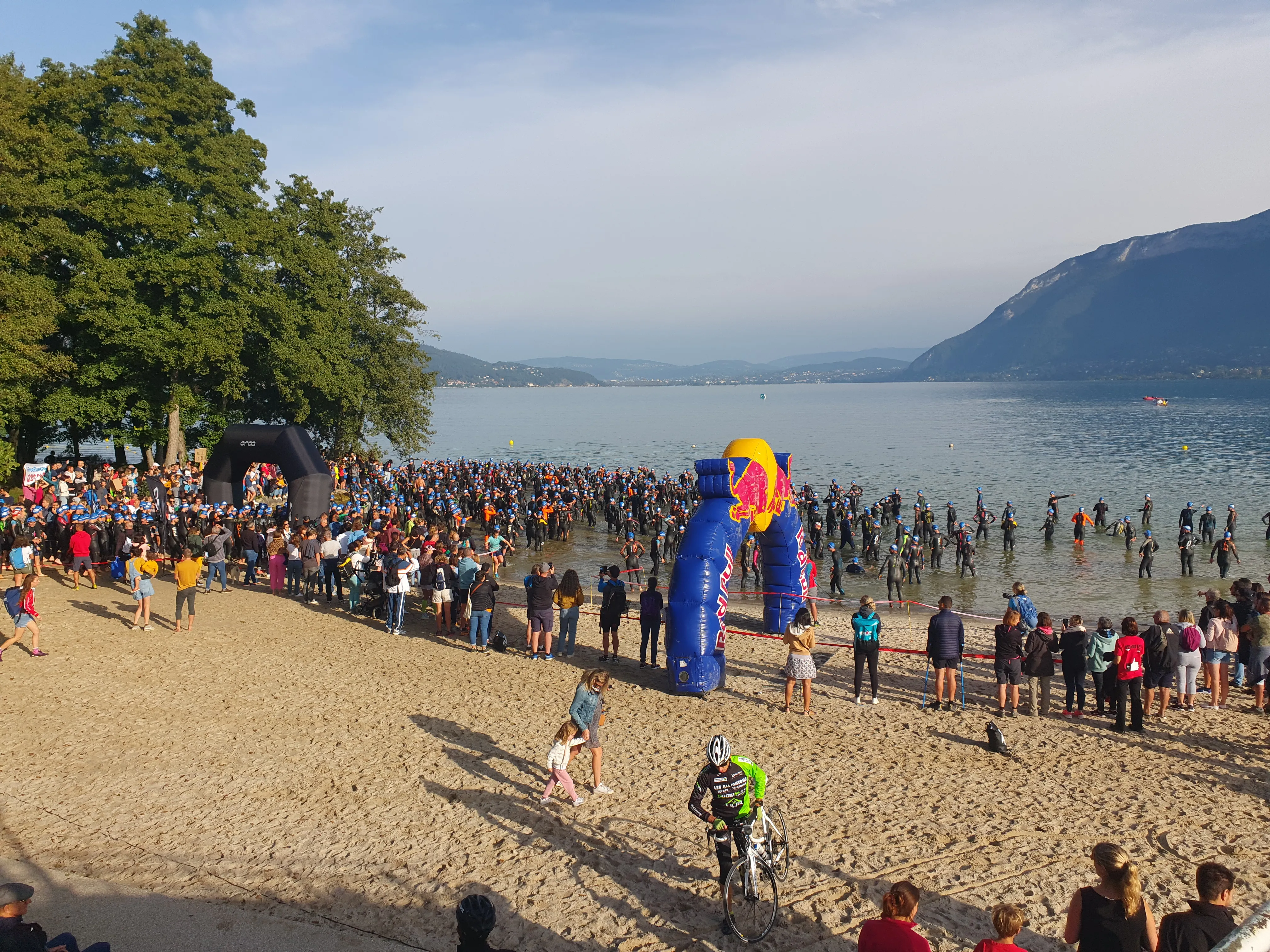 Parasol blanc face aux montagnes