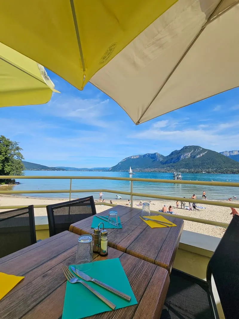 La terrasse sous les parasols, face au lac d'Annecy